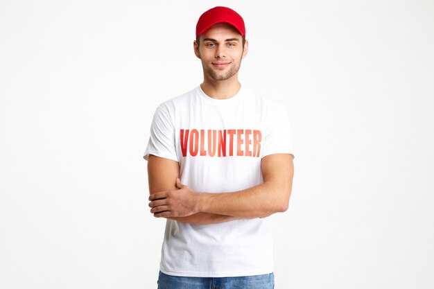 Portret ufny uśmiechnięty mężczyzna jest ubranym ochotniczą koszulkę