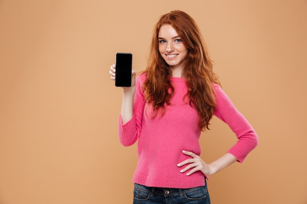 Portret Urocza Atrakcyjna Rudzielec Dziewczyna Pokazuje Smartphone