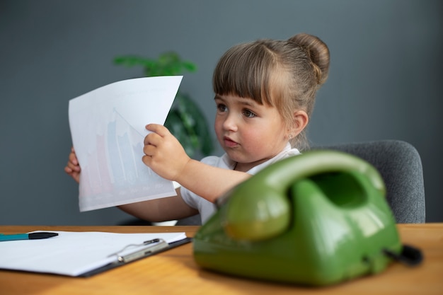 Portret Uroczej Dziewczyny Pracującej Przy Biurku