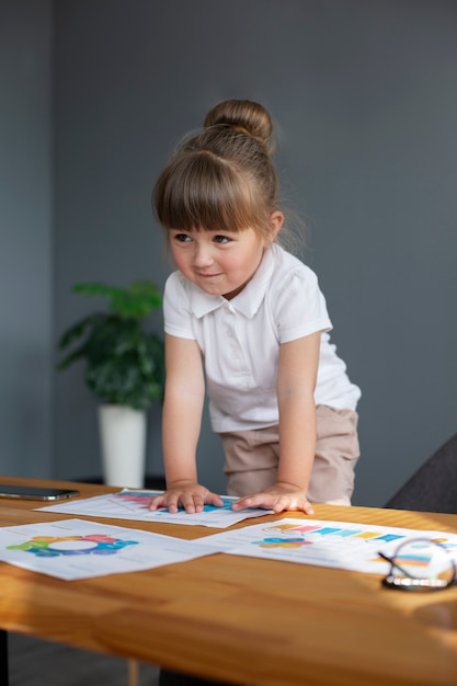 Portret uroczej dziewczyny pracującej przy biurku