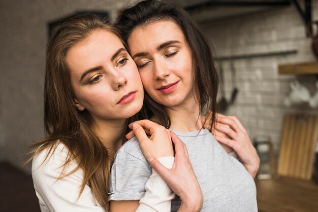 Portret uroczej lesbijek młoda para