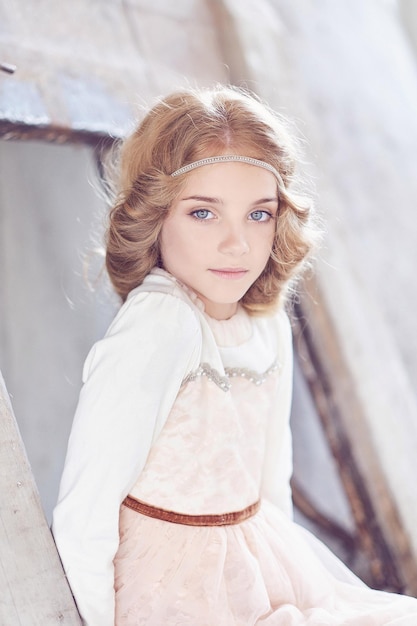 Bezpłatne zdjęcie portret uroczej małej dziewczynki modelu pozowanie w studio.