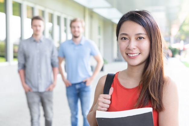 Portret uśmiechnięta azjatyckich kobiet studentów z książki