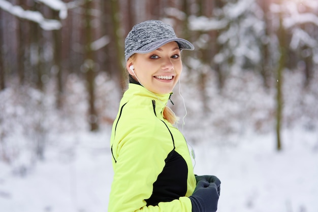 Portret Uśmiechnięta Kobieta Pracuje W Okresie Zimowym