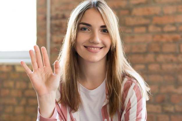 Bezpłatne zdjęcie portret uśmiechnięta ładna kobieta