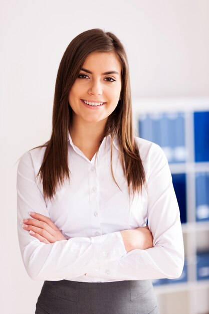 Portret uśmiechnięta młoda bizneswoman w biurze