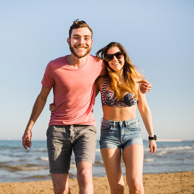 Portret uśmiechnięta potomstwo para cieszy się wakacje przy plażą