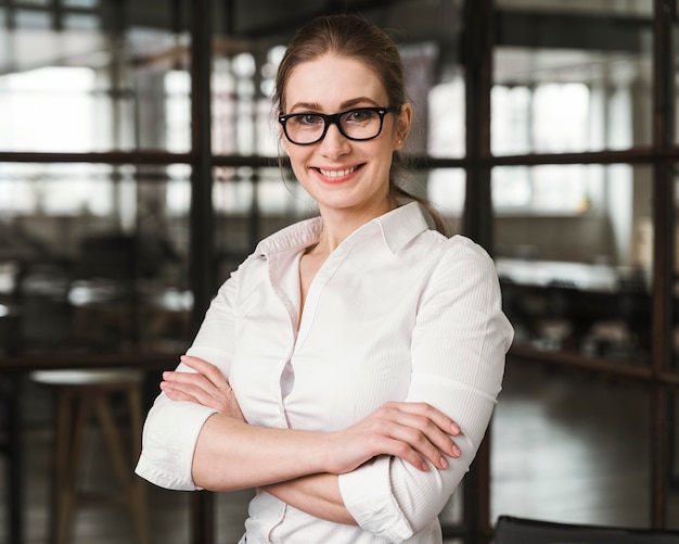 Portret Uśmiechnięta Profesjonalna Bizneswoman W Pomieszczeniu