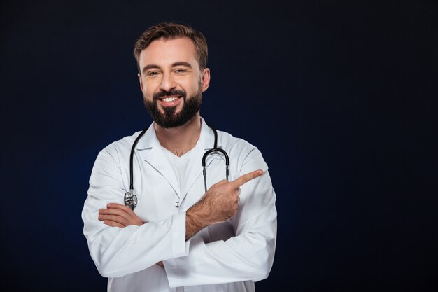 Portret uśmiechnięta samiec lekarka