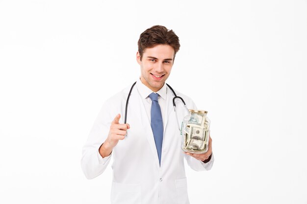 Portret uśmiechnięta szczęśliwa samiec lekarka ubierająca