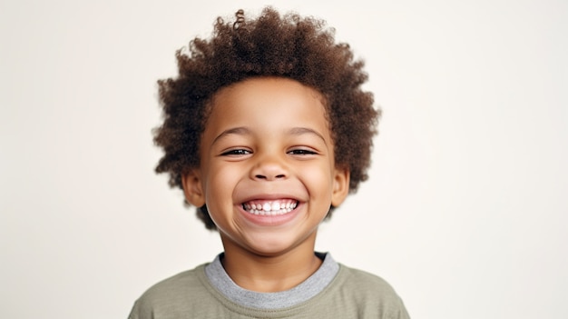 Portret uśmiechniętego afrykańskiego chłopca