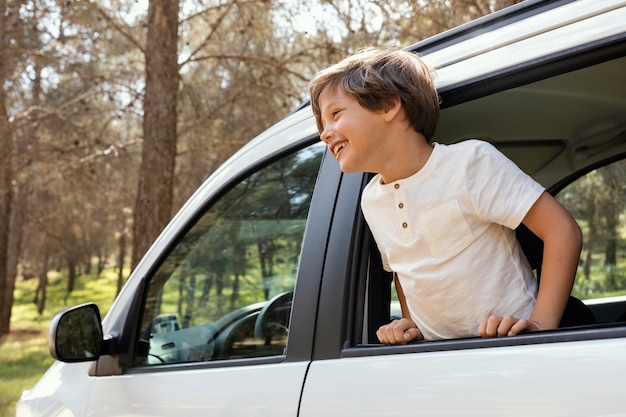Portret uśmiechniętego chłopca w samochodzie