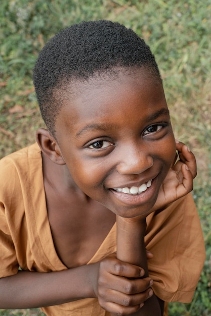 Portret uśmiechniętego młodego afrykańskiego chłopca