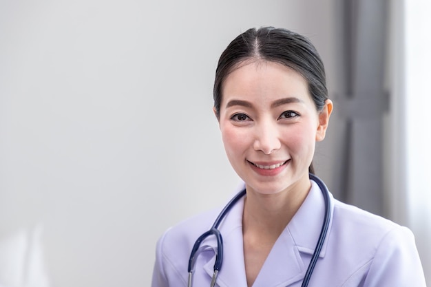 Portret uśmiechniętej azjatyckiej pielęgniarki patrzącej na kamerę