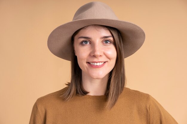 Portret uśmiechniętej kobiety w kapeluszu gotowy do podróży