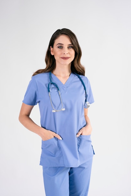 Portret uśmiechniętej pielęgniarki ze stetoskopem