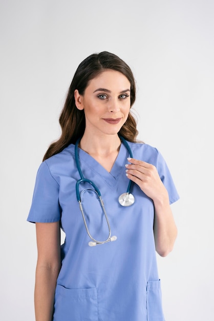 Portret uśmiechniętej pielęgniarki ze stetoskopem