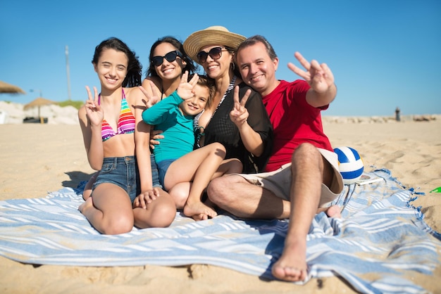 Bezpłatne zdjęcie portret uśmiechniętej rodziny na plaży