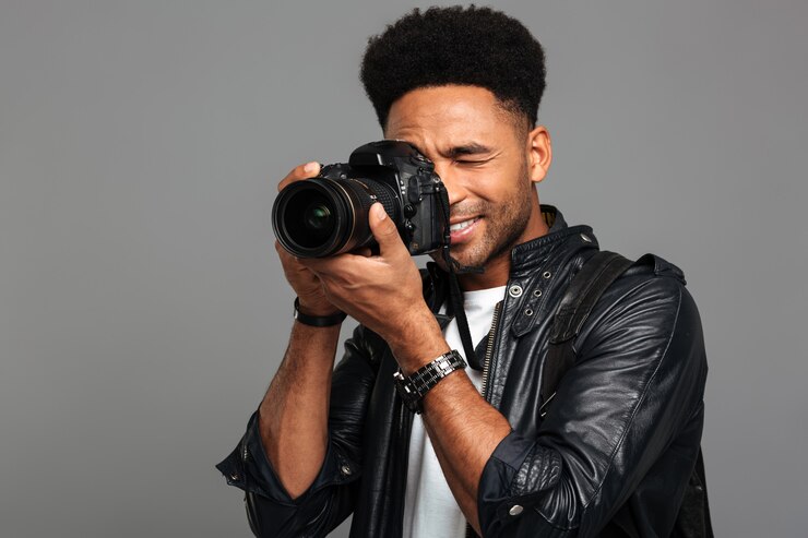Bezpłatny plik Zdjęcie portret uśmiechnięty afro amerykański męski fotograf