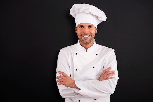 Portret uśmiechnięty kucharz w mundurze