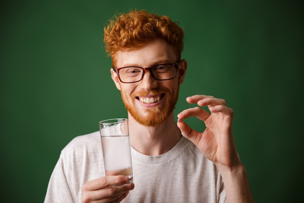 Portret uśmiechnięty młody rudzielec mężczyzna w eyeglasses