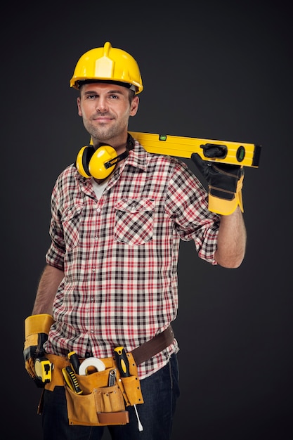 Portret uśmiechnięty pracownik budowlany