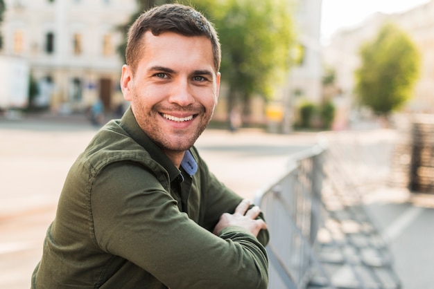 Bezpłatne zdjęcie portret uśmiechnięty ścierniskowy mężczyzna przy outdoors
