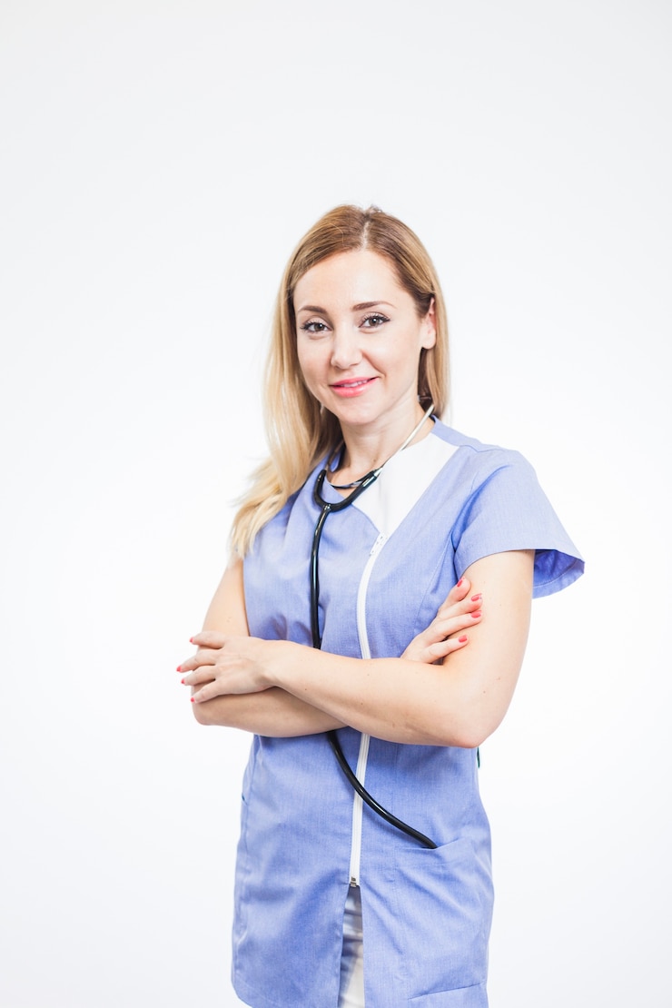 Bezpłatny plik Zdjęcie portret uśmiechnięty żeński dentysta na białym tle