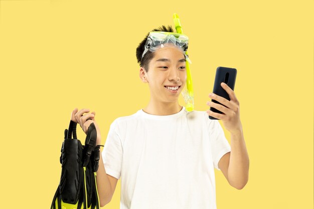 Portret w połowie długości koreański młody człowiek na żółto