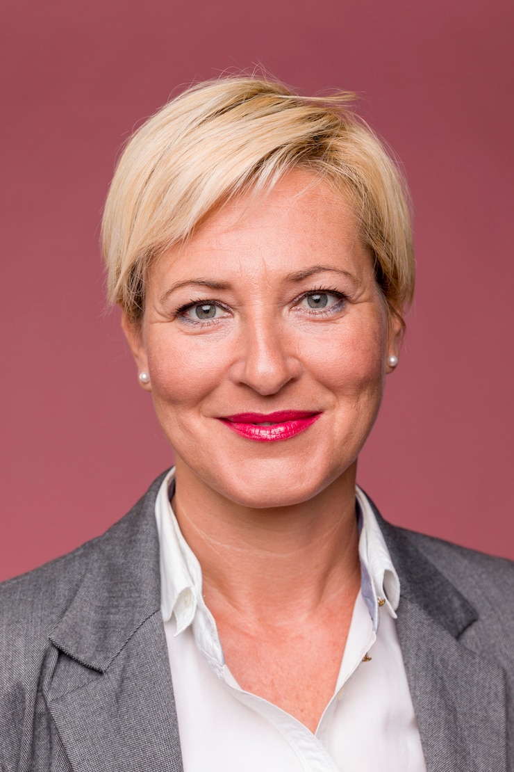 Bezpłatny plik Zdjęcie portret w średnim wieku bizneswoman
