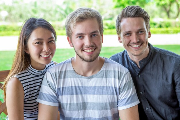 Portret wesoÅ,ej przyjaciÃ³Å, studentÃ³w wieloetnicznych