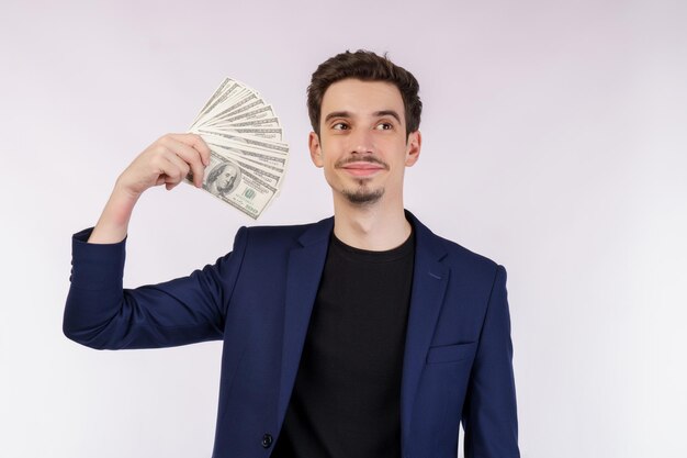 Portret wesołego mężczyzny trzymającego banknoty dolarowe na białym tle