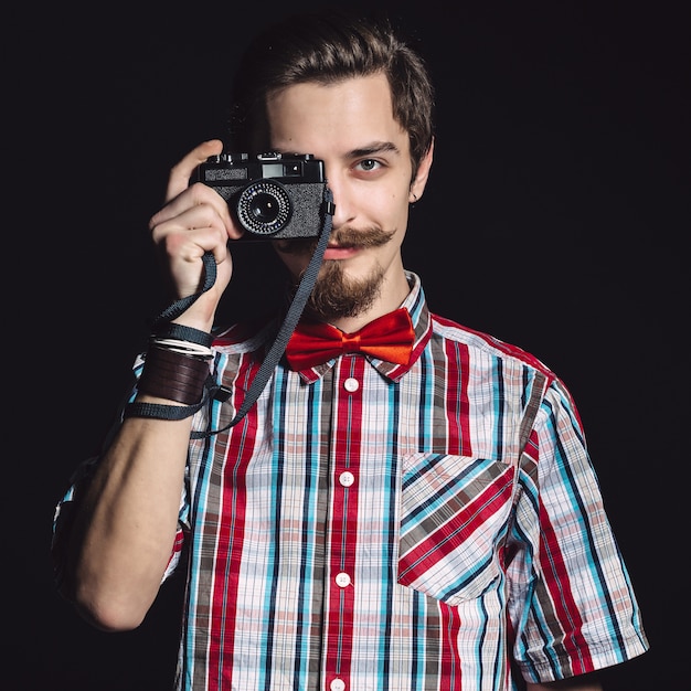 Bezpłatne zdjęcie portret wesoły fotografa w studio