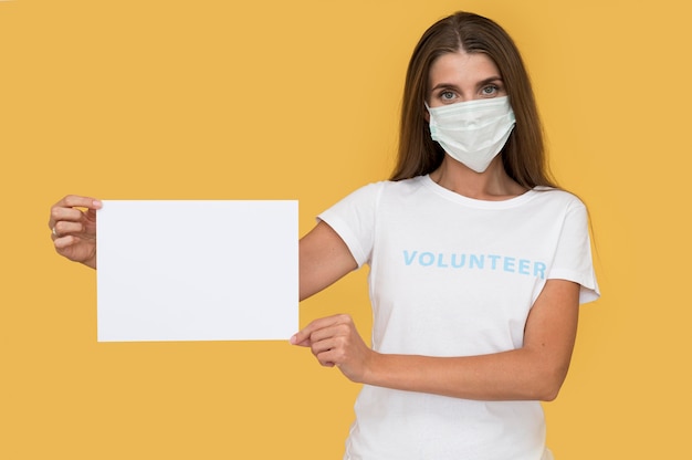 Portret wolontariusza noszącego maskę