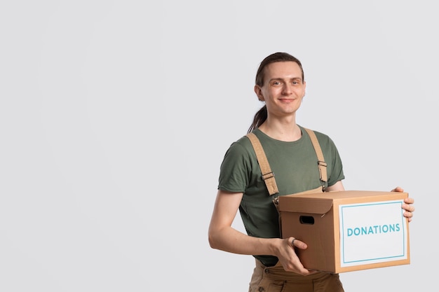 Portret wolontariusza trzymającego pudełko z darowiznami na cele charytatywne