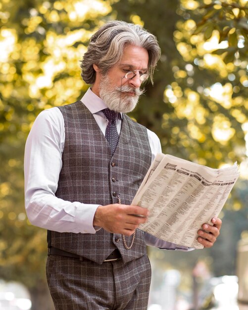 Portret współczesnego człowieka czytania gazety