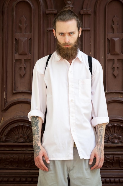 Portret wytatuowany hipster z długą brodą. Styl i różnorodność