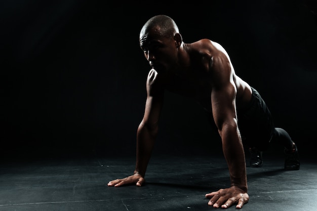 Portret youg afro amerykański sport człowiek robi ćwiczenia pushup