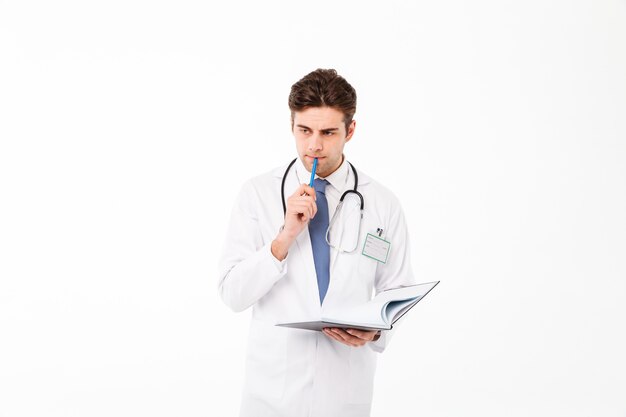 Portret zadumana młoda samiec lekarka z stetoskopem