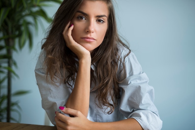 Bezpłatne zdjęcie portret zamyślonej kobiety w salonie