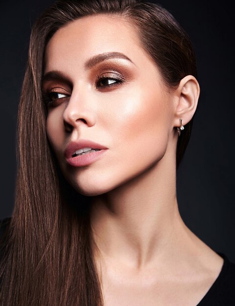 Portret zbliżenie zmysłowy seksowny piękna brunetka dama modelka z świeży makijaż wieczór