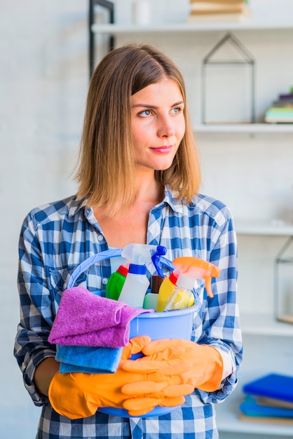 Portret żeński japońskiego mienia cleaning cleaning wyposażenie w wiadrze