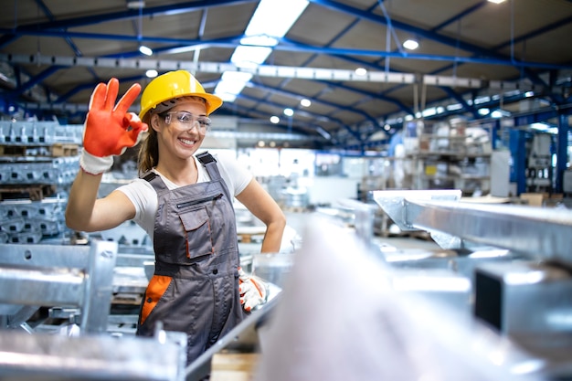 Bezpłatne zdjęcie portret żeński pracownik fabryki przedstawiający dobry znak