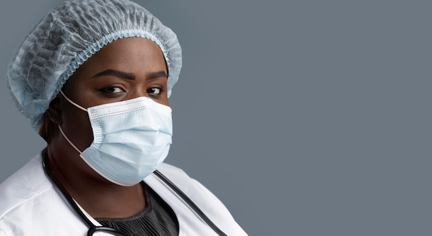 Bezpłatne zdjęcie portret żeński pracownik służby zdrowia z miejsca na kopię