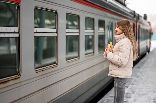 Bezpłatne zdjęcie portret żeński uczeń z książkami