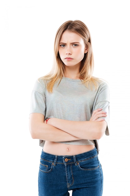 Portret zły rozczarowany młodej kobiety stojącej
