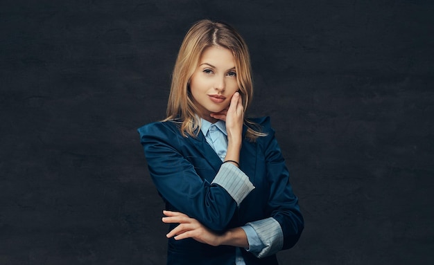 Portret zmysłowej blond biznes kobieta ubrana w formalny garnitur i niebieską koszulę. Na białym tle na ciemnym tle.