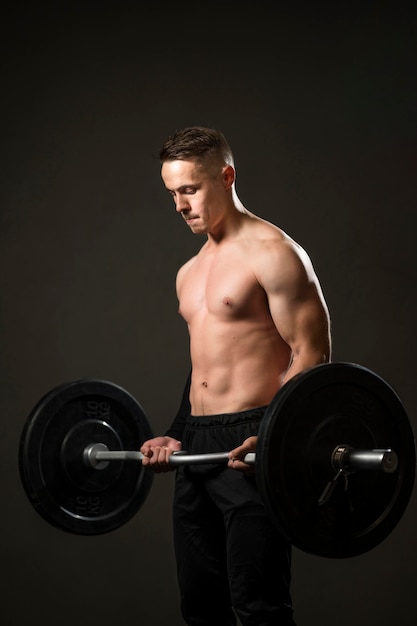 Portreta mężczyzna trójbój siłowy przy gym