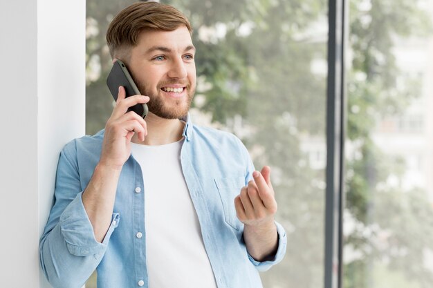 Portreta młody człowiek opowiada na telefonie