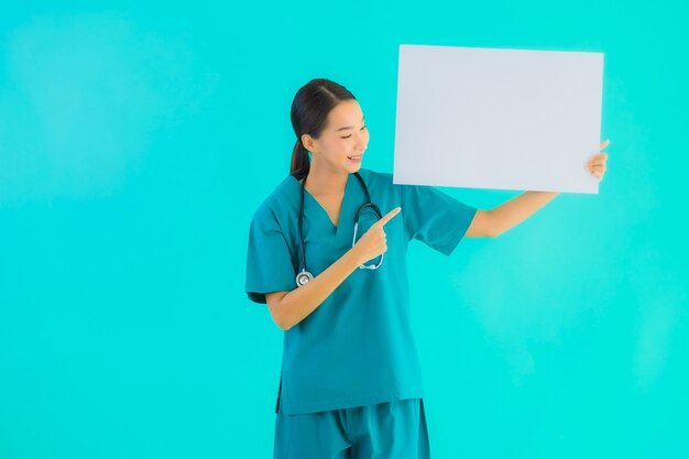 Portreta piękna młoda azjata lekarki kobieta z pustym plakatem